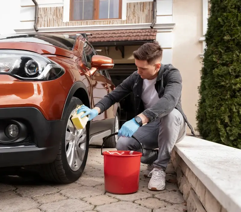 Lavage auto à domicile Meyrueis : professionnel intervenant sur un véhicule
